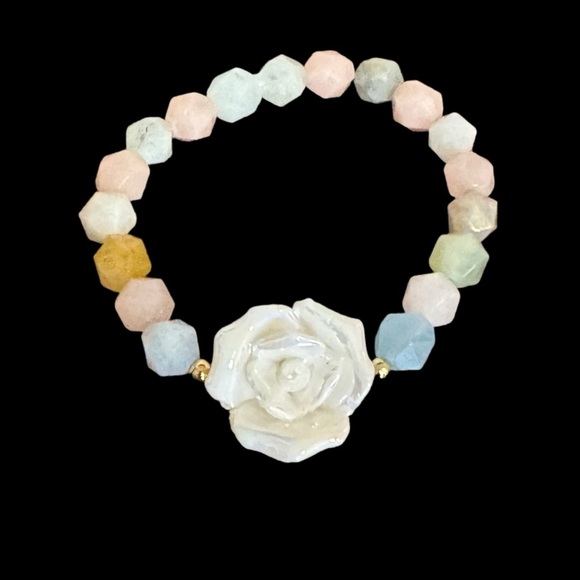 Morganite beaded stretch bracelet with resin rose and gold filled spacers - Picture 3 of 4